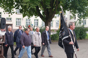 Einmarsch der Abordnung auf den Antreteplatz. Früher schauten die Marschierenden ihren Vordermann mit erhobenem Kopf in den Nacken, man wird ja älter!